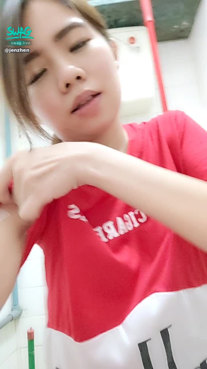 jenzhen : 💦 今天打疫苗喝了超多水🔞 一回到家🏠就想尿尿了，一次喷💦