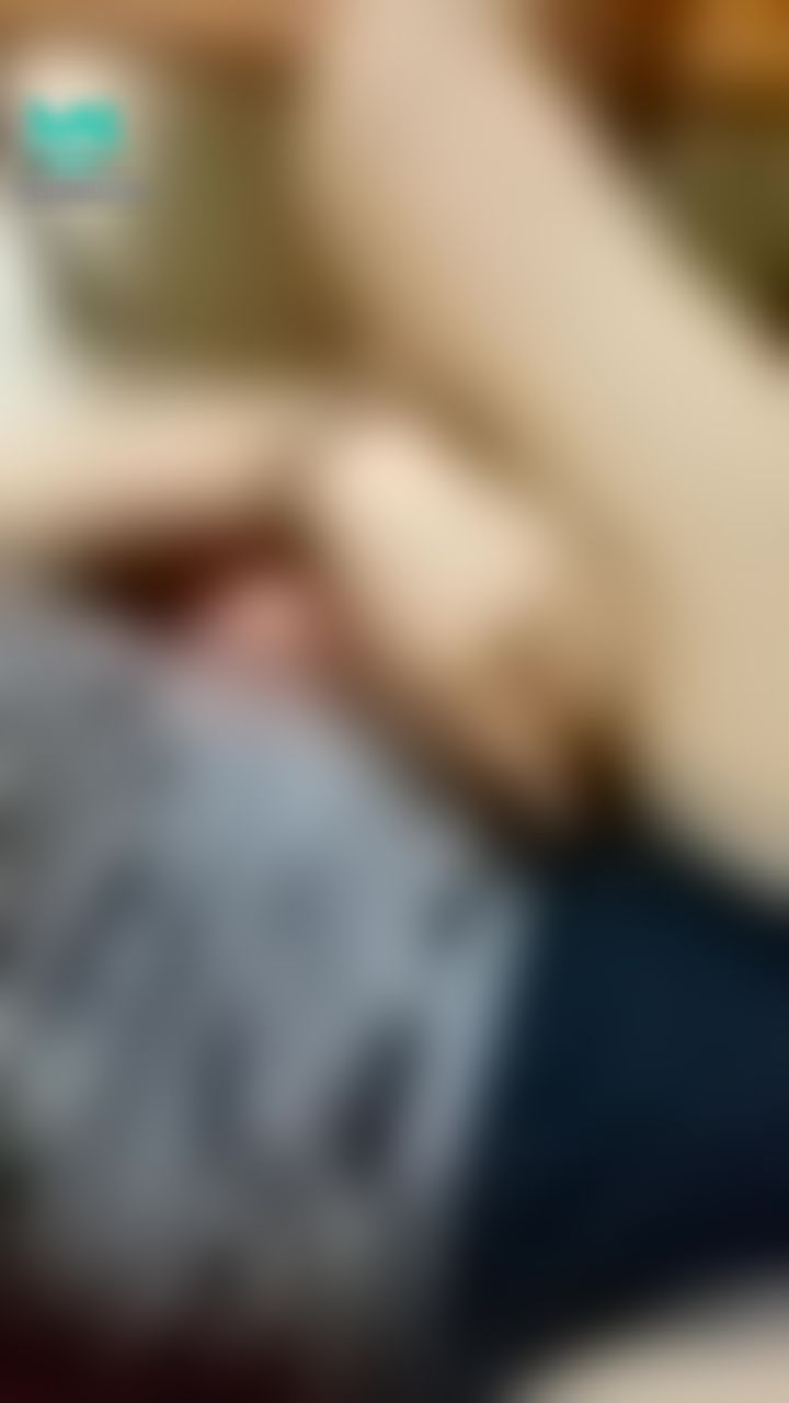 kikilinbabe : 褲縫露出掰穴手指抽插