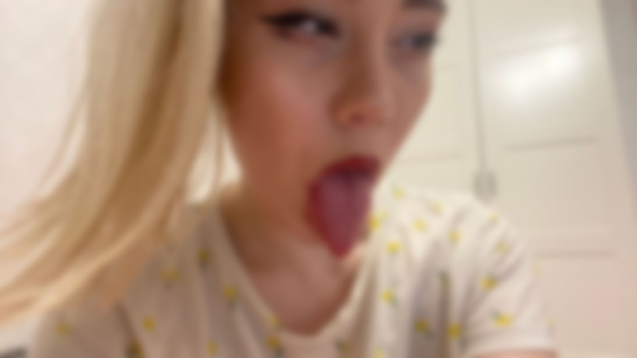 maryjanee : Play with my pussy and my ass, im horny as fuck.