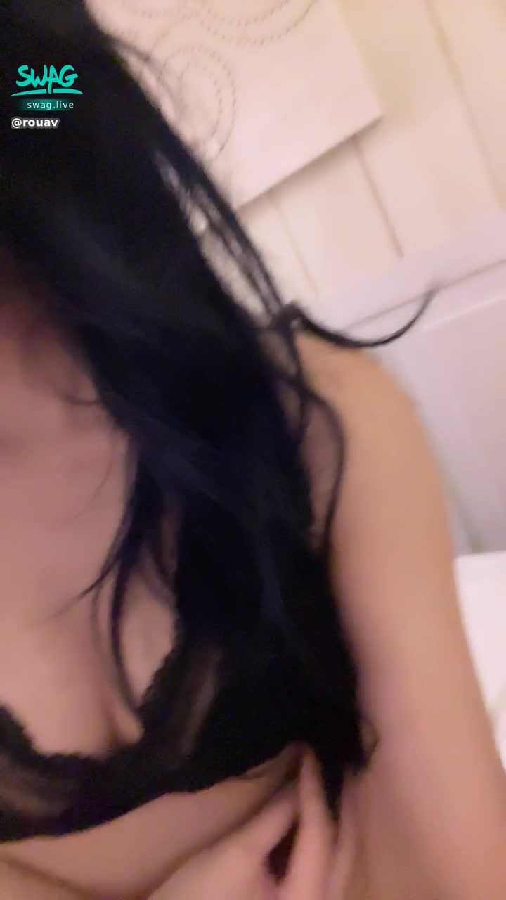 r***v : 閨蜜男友是腿控👅剛好有著一雙美腿的我就勉為其難幫你足交吧💋