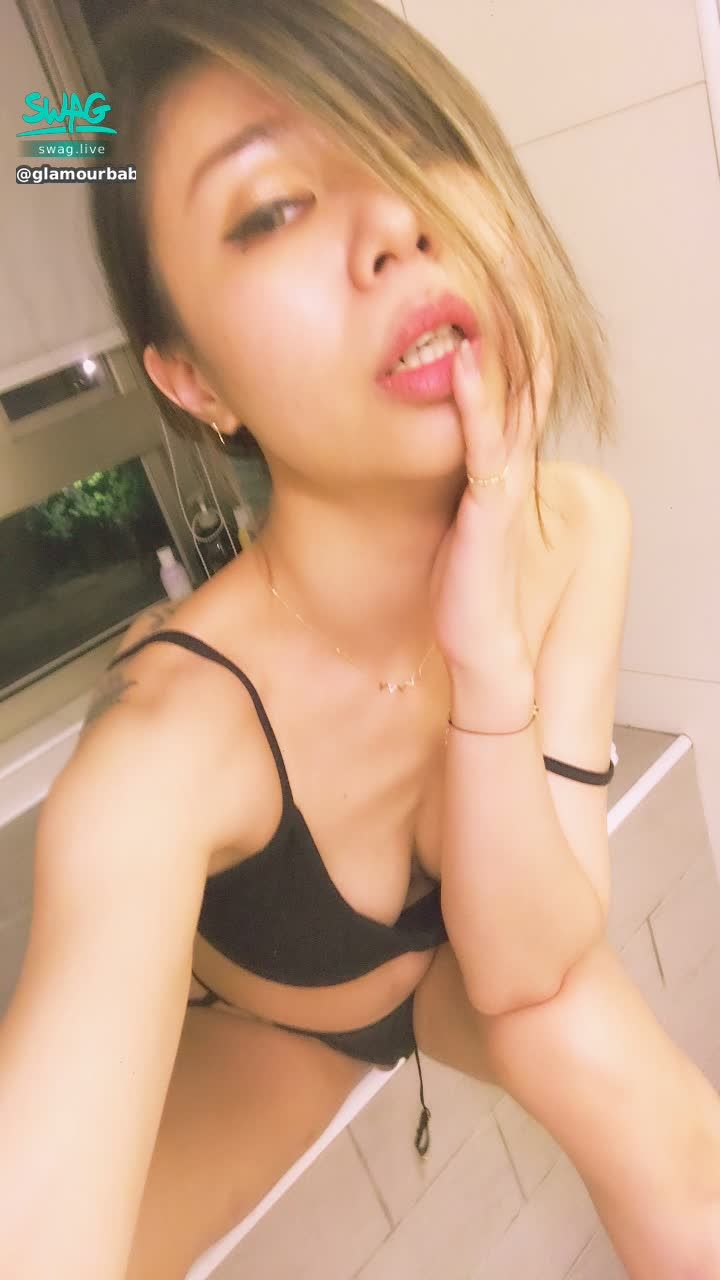 glamourbaby : 🍑桃桃吃完披薩🍕就上線🍑