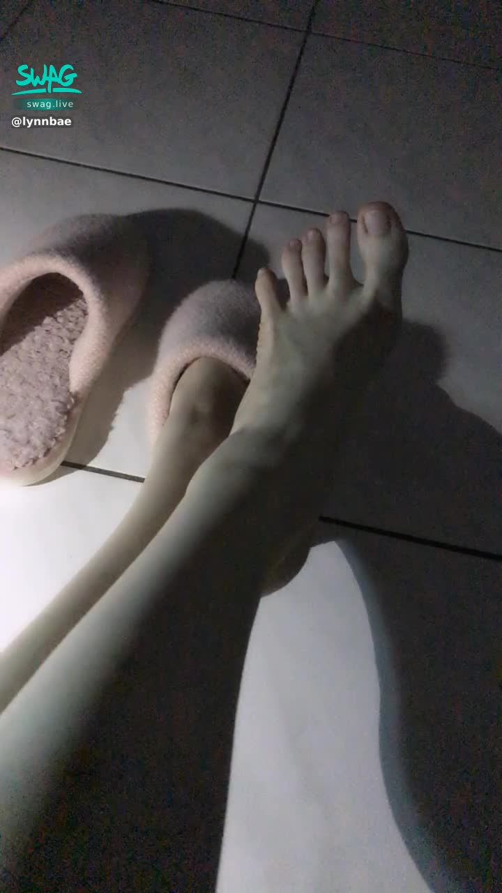 lynnbae : 拿来吧你🦶🏻