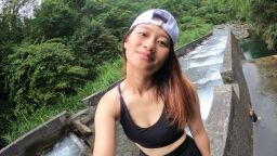 prettyxenia : 我是一個熱愛運動的女生
這是我努力一隻手拿著攝影機攀上瀑布的影片 性感動服 瀑布沖涼
讓你看到美女在大自然的美