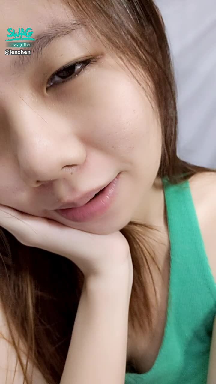 jenzhen : 💋 come kiss my sister 🤭