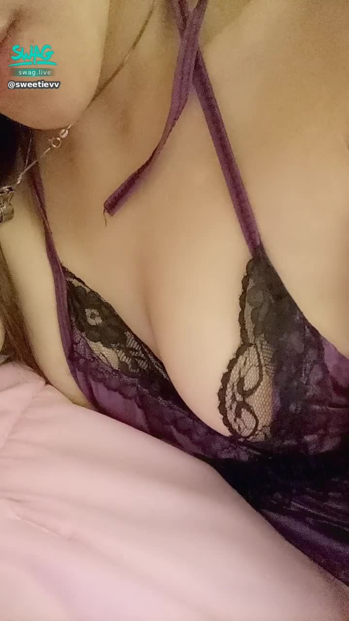 sweetievv : 紫色誘惑捏頭頭好大力 奶頭有點疼💜