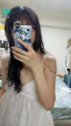 janicee : 剛洗好澡,頭髮還微濕 just after a shower