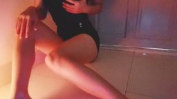 ponybabyy : 妞妞到了深夜难眠
头脑都是淫荡的性幻想 胸口一阵阵的热气 安耐不住开始一段激励的抽插...
