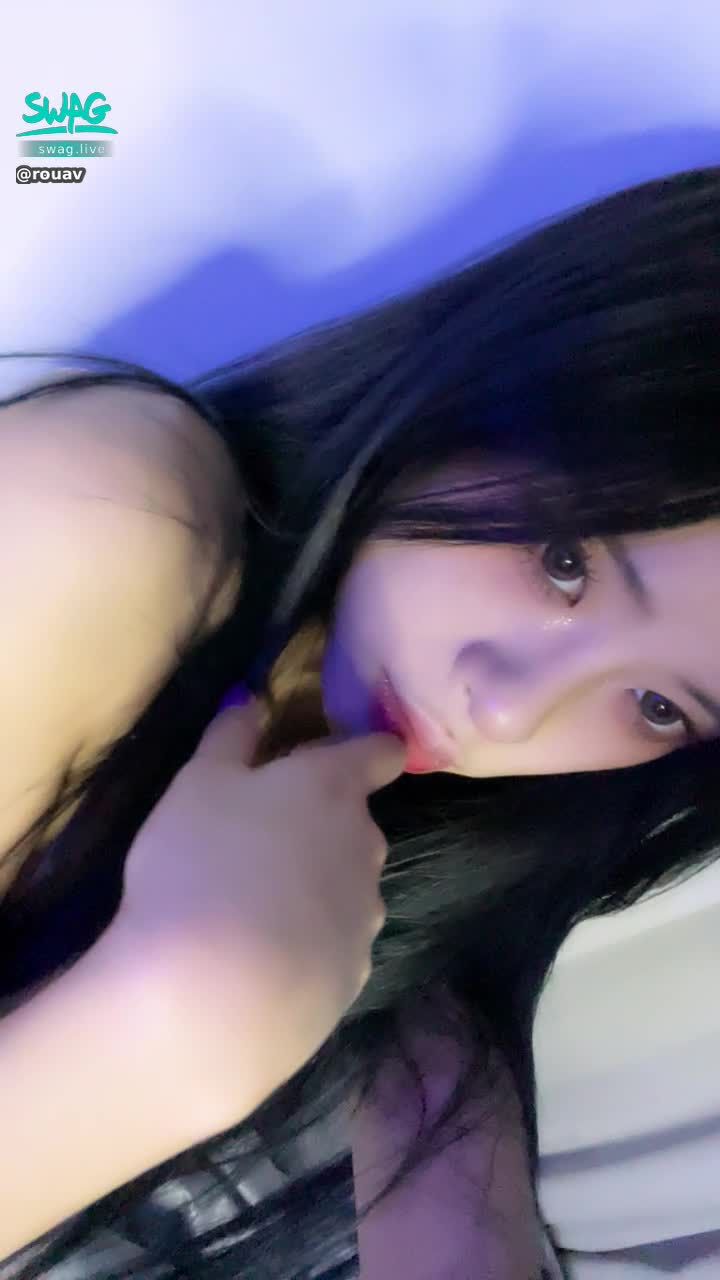 r***v : 大姐姐來教你做愛💋 先從奶頭開始舔弄在慢慢的⋯⋯