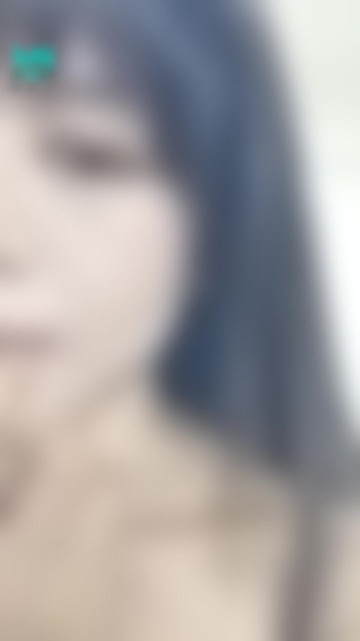  : smile and bite something輕咬手指