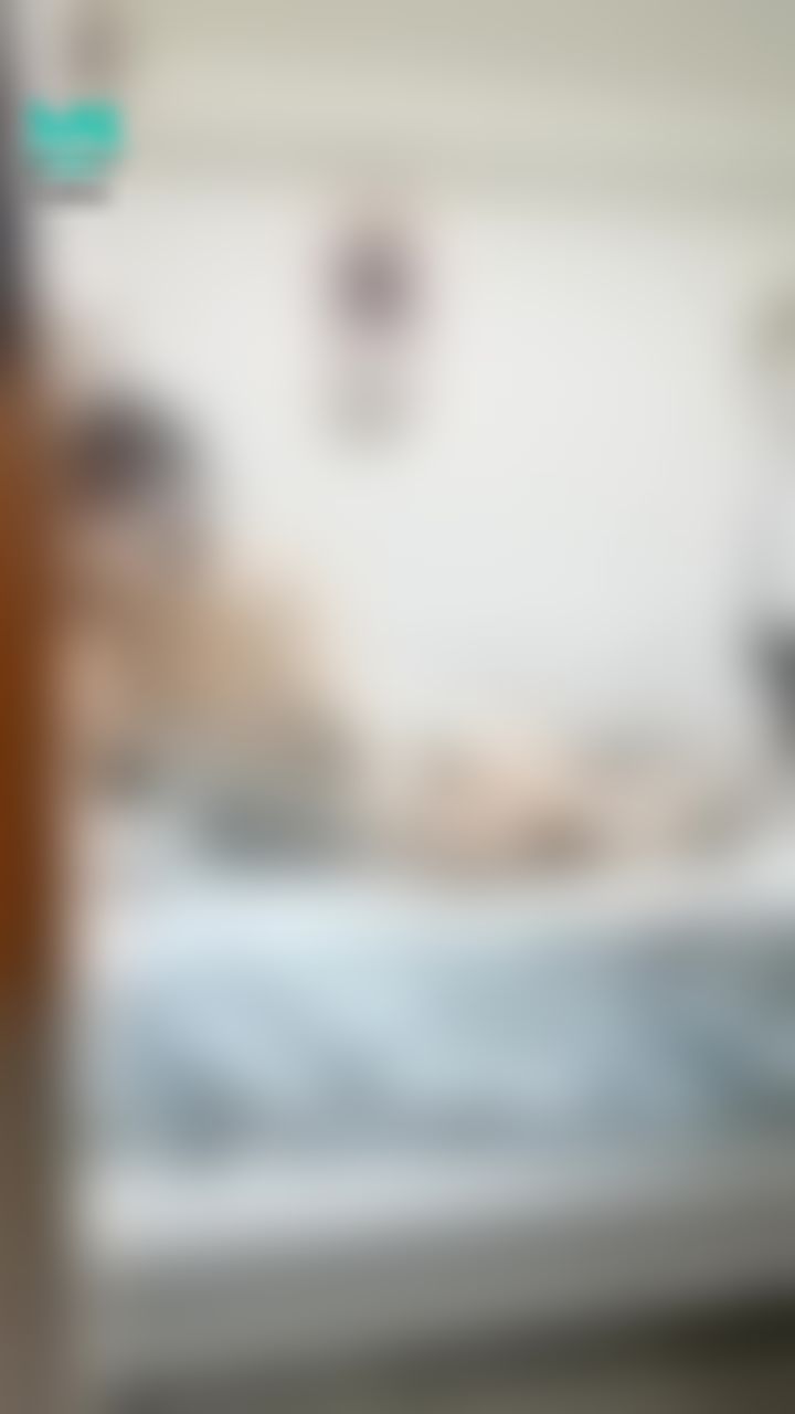 janicee : 斜臥的角度，長腿與曲線，男友視角會是如何呢？leaning on the bed