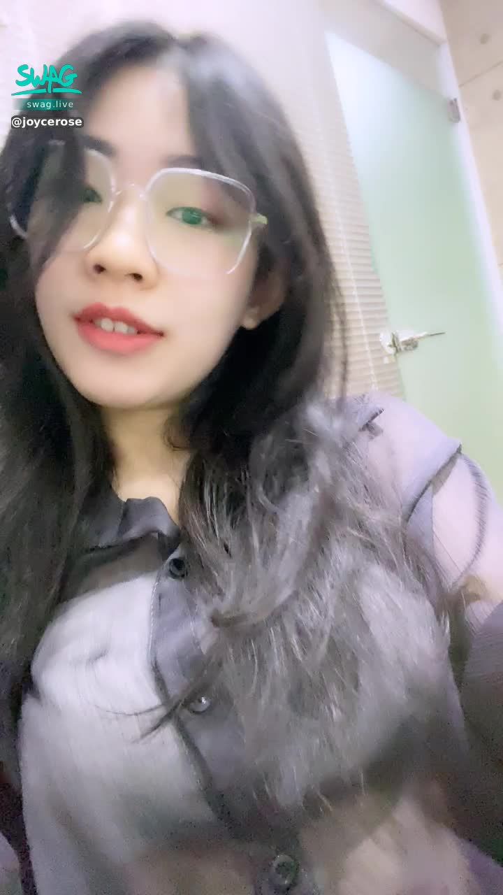  : Today is a capable and pretty secretary, can you seduce the boss? 🙈🙈🤪🤪