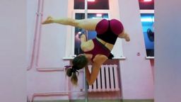  : Hot pole dance