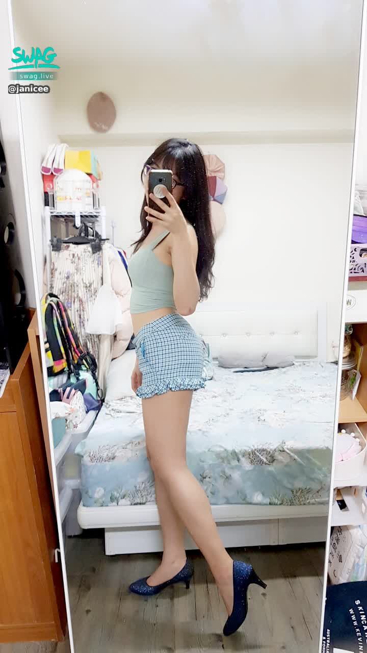 janicee : 低胸短上衣、極短褲與高跟鞋shorts and high heels
