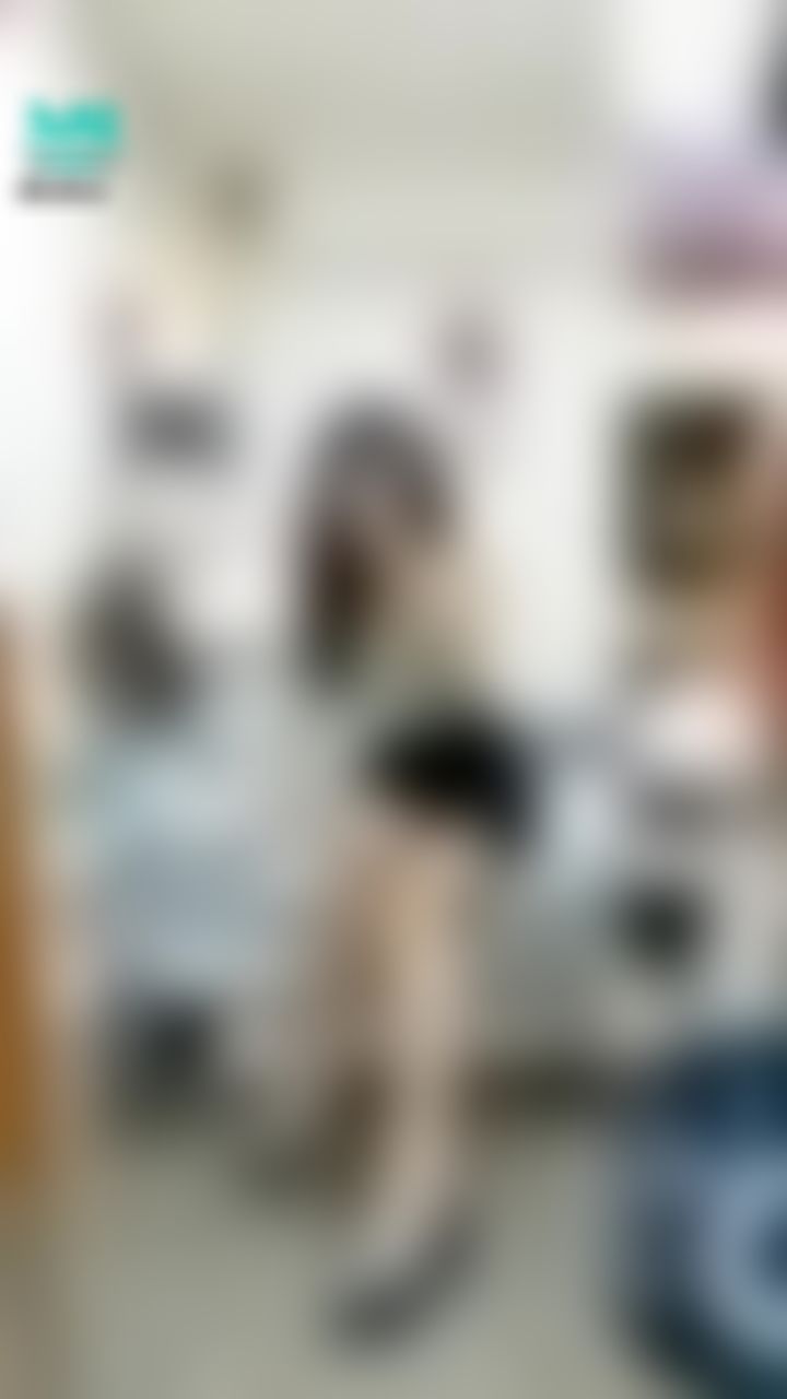  : 溝影畢現與高跟鞋⭐
扣環短裙與低胸短上衣