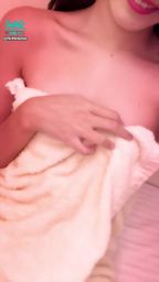 feifeibebe : 聽說有些男生喜歡只穿浴巾的感覺😈😈