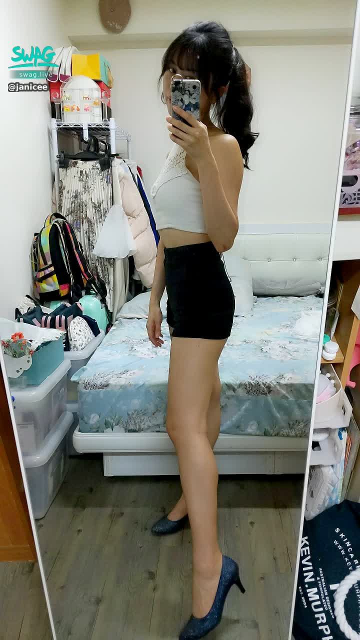 janicee : 白色鏤空編織小可愛配小短褲，露出腰線
搭配高跟鞋，夏日海灘風高馬尾look
summer vibe
