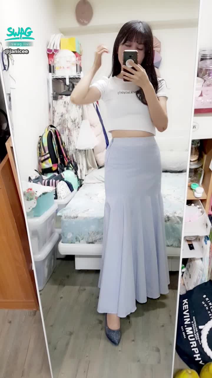 janicee : Light-colored clothing can easily reveal traces of underwear
Short top with fishtail skirt, elegant outing
elegance
#absofuckinlutely