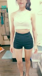 janicee : 臀部的微笑線與胸口的鏤空設計 :)
白色編織美背小可愛配小短褲,露出腰線
搭配高跟鞋,夏日海灘風高馬尾look
summer vibe