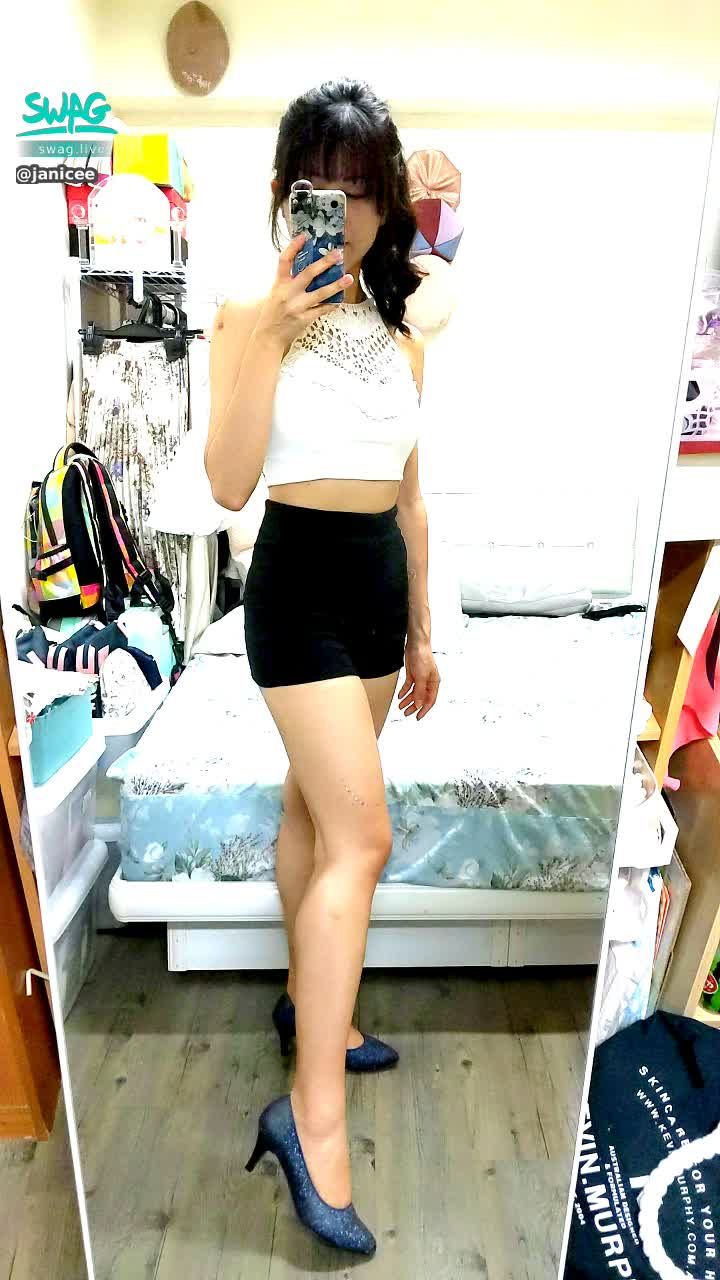 janicee : Top with cutout design on the chest
White woven beautiful back cute with small shorts, revealing waistline
With high heels, summer beach style high ponytail look
summer vibe