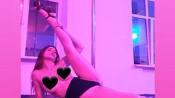  : Naked young pussy and big boobs in a professional striptease on the pole 💋