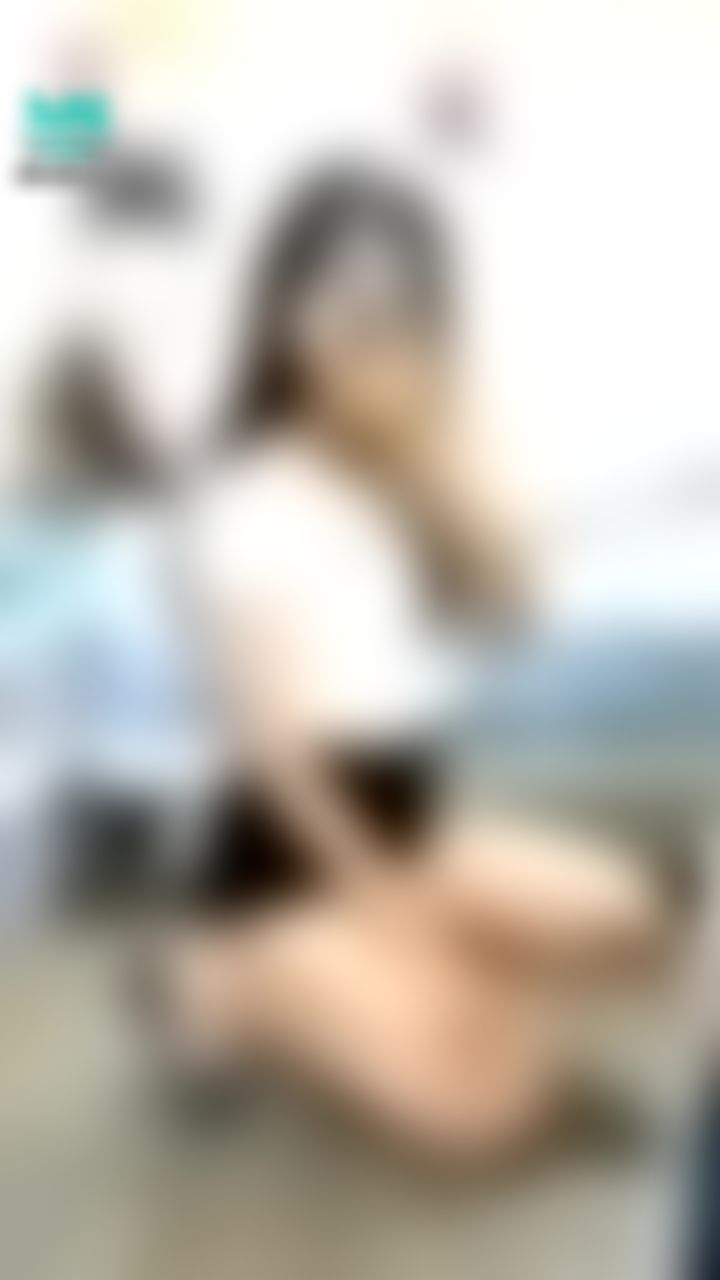 janicee : 蹲低時露出長腿的極短褲，坐著換腳，帶出性感的角度♥️
打完疫苗好累，在家休養🥺
#absofukinlutely