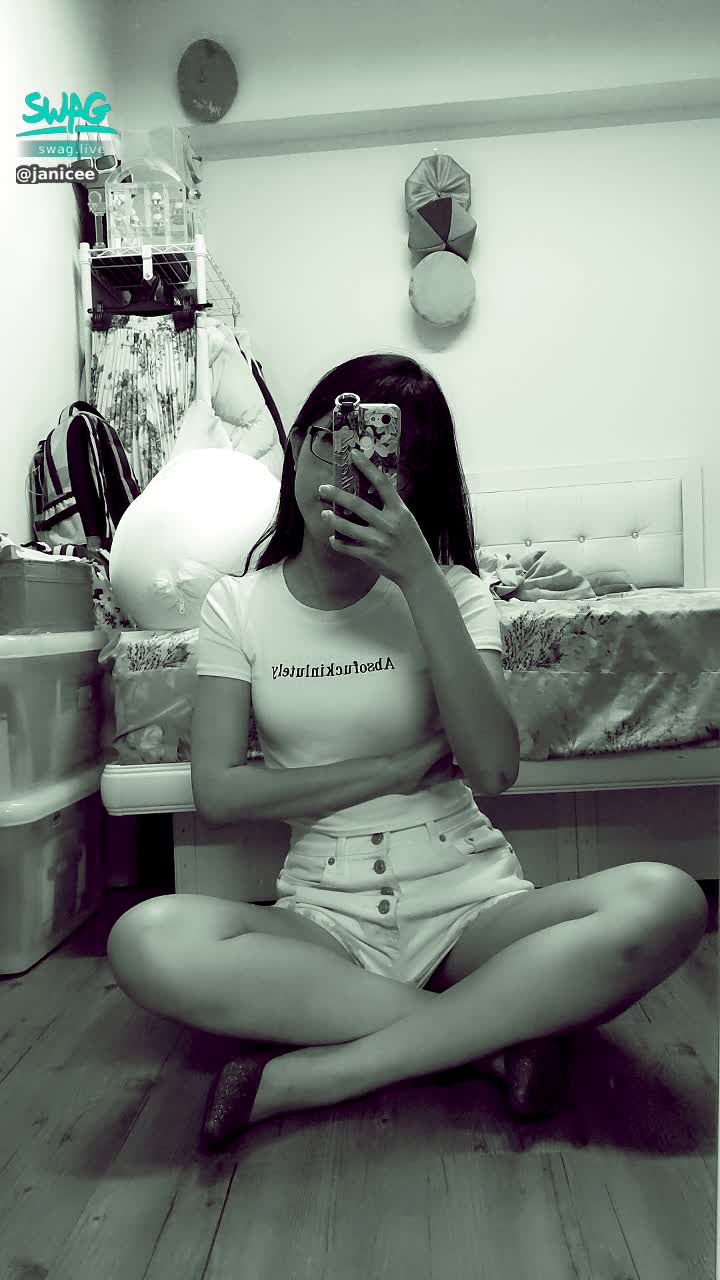 janicee : Sitting cross-legged, wearing a close-fitting white short T with the color of underwear, guess what color bra is wearing inside?
summer cool dress ☄️☄️☄️🐾
summer time