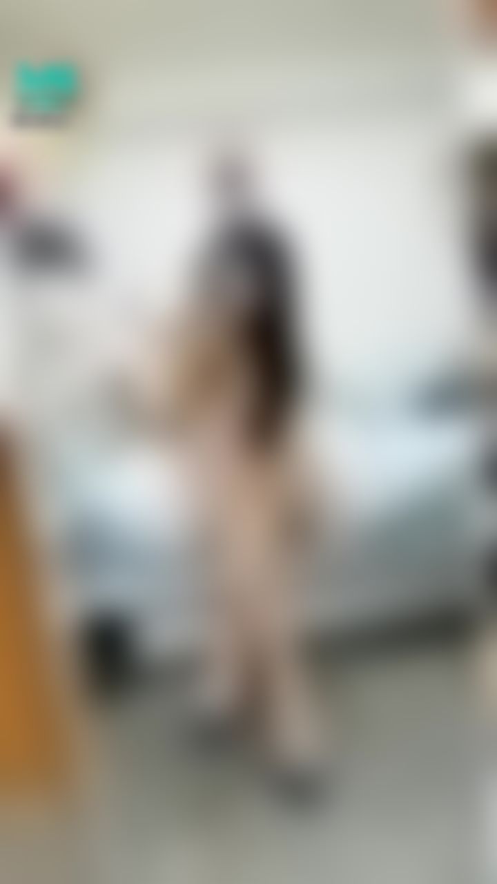 janicee : 低頭時透出的藍色內衣💋換腳時短裙的裙底💘💘
為什麼最近蝦皮一直有人私訊要買原味衣呢？