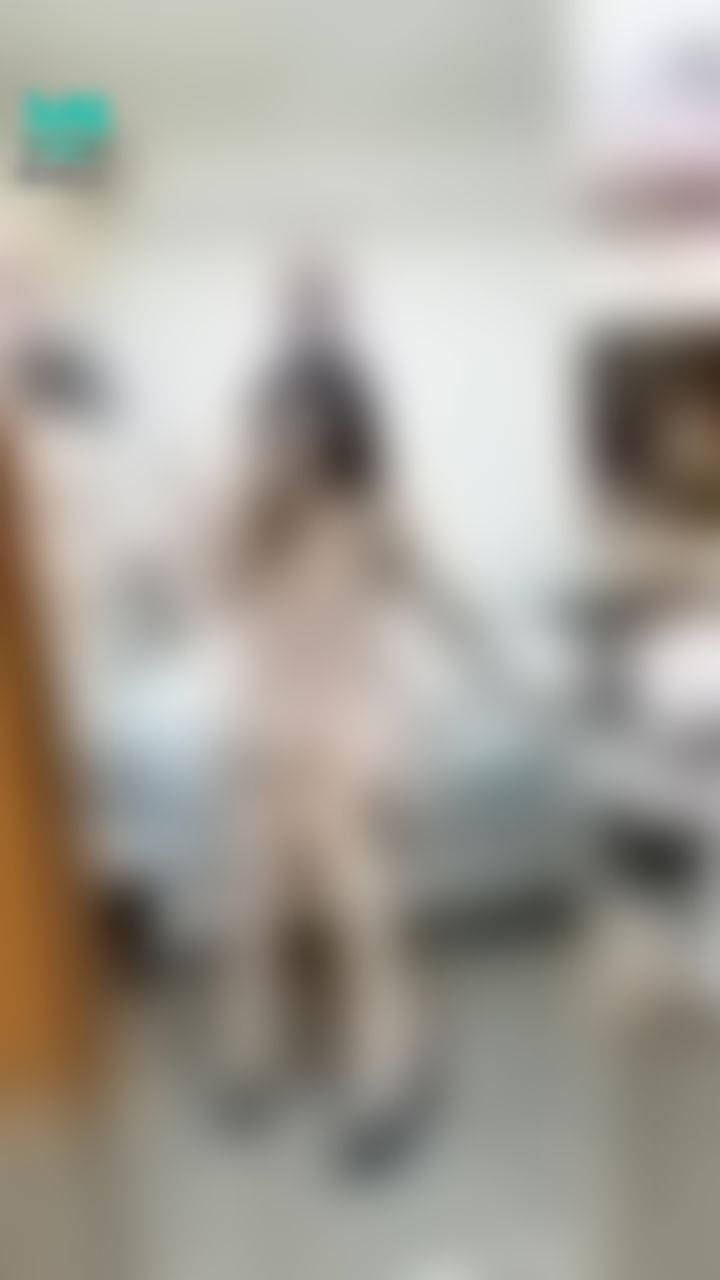 janicee : 換腳時短裙的裙底…😎
睡衣下透出的藍色內衣💋
為什麼最近蝦皮一直有人私訊要買原味衣呢？