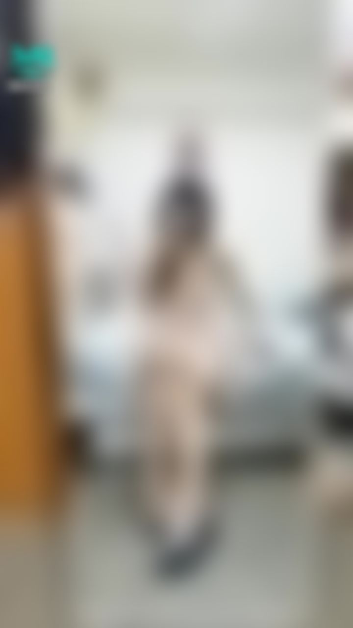 janicee : 翹腳換邊時裙底的風光🐾💘
低頭時露出的藍色內衣⭐⭐
為什麼最近蝦皮一直有人私訊要買原味衣呢？