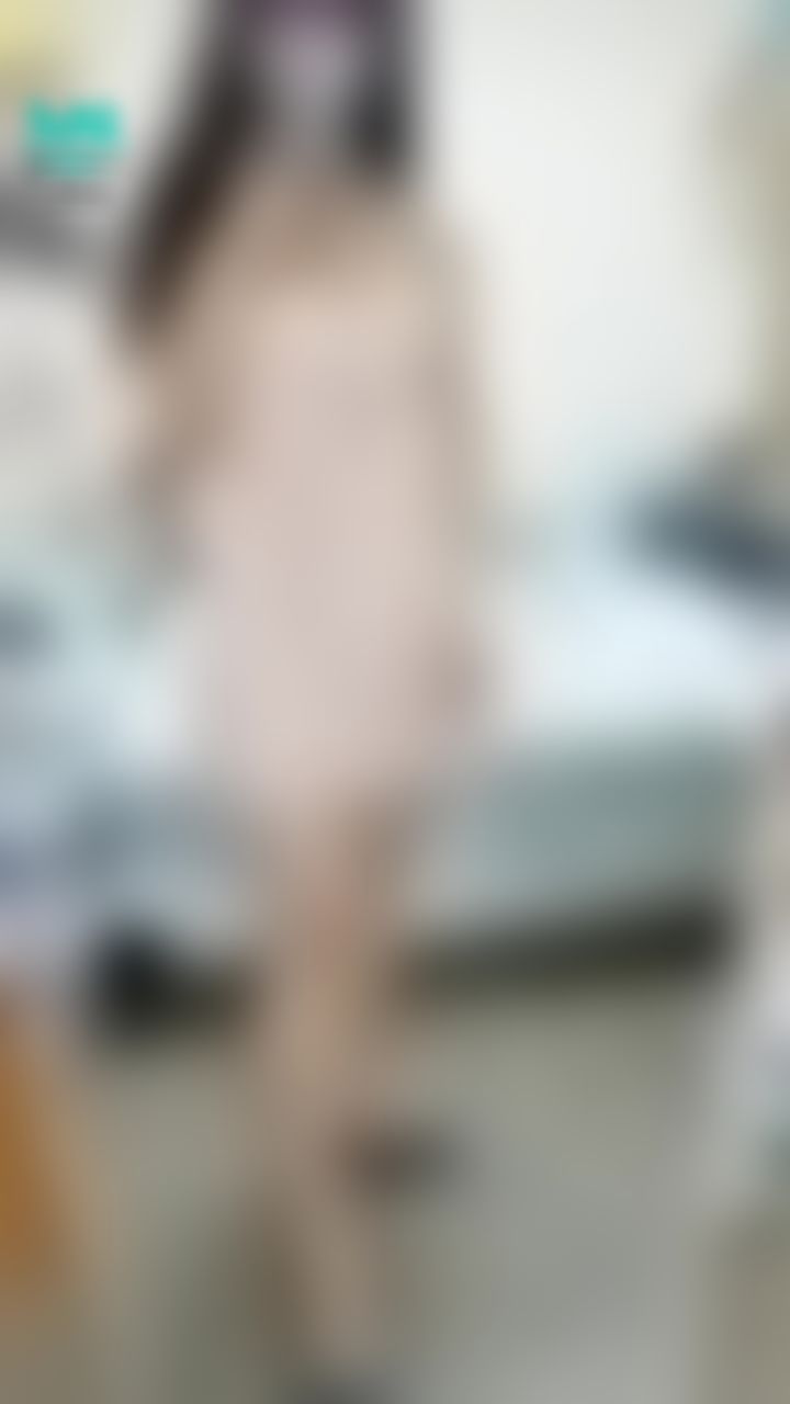 janicee : 前傾時夢幻睡衣下透出的藍色bra💘
長腿、鎖骨與高跟鞋
新買的內衣集中效果超好⭐
為什麼最近蝦皮一直有人私訊要買原味衣呢？