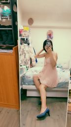 janicee : 坐在床沿,夢幻睡衣下透出的藍色內衣💋💋💋
新買的內衣效果超好💘
為什麼最近蝦皮一直有人私訊要買原味衣呢?