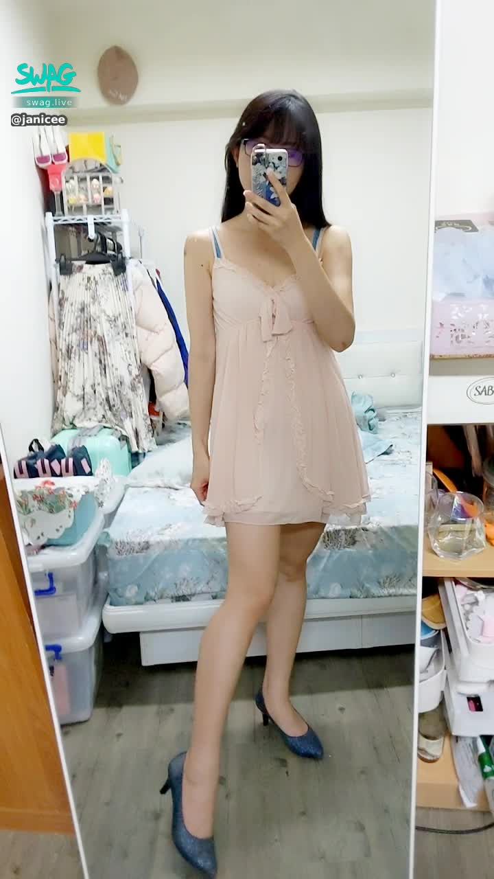 janicee : Blue bra showing under dreamy pajamas when leaning forward 💘💘
The concentration effect of the newly bought underwear is super good ⭐
Why has there been a private message from Shopee recently to buy original clothes?