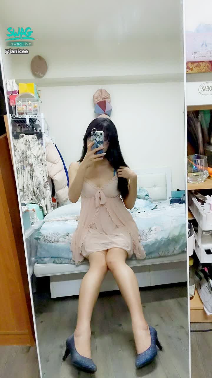  : Blue Underwear Revealing Under Dreamy Pajamas 💋💋💋
Newly bought underwear works great 💘
Why has there been a private message from Shopee recently to buy original clothes?