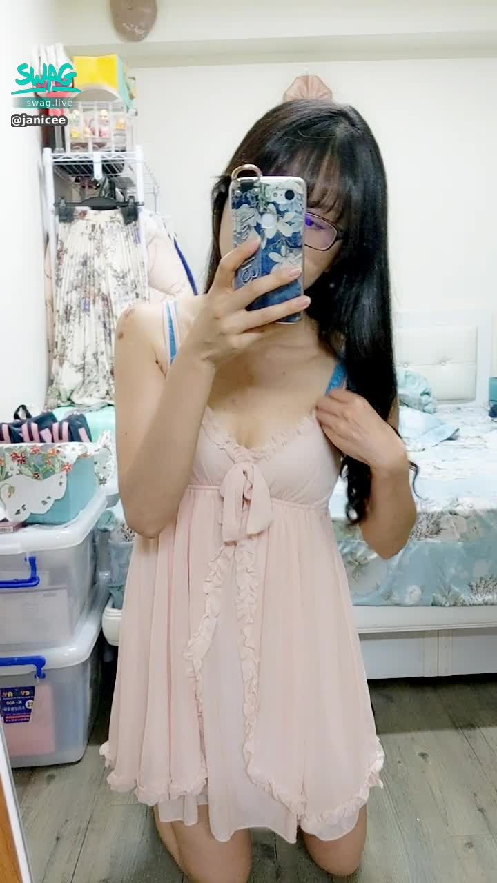  : The blue bra revealed under the dreamy pajamas when leaning forward 💘💘
The newly bought underwear has a super-effective centralized lifting effect ⭐
Why has someone privately messaged Shopee to buy original clothes recently?