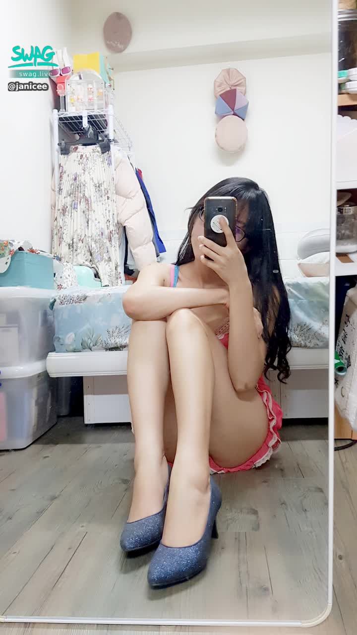 janicee : 連假收心操預備備~~🐩🐩🐩
今天我這邊好安靜唷，沒人跟我聊天🦊
👄睡衣的紅色誘惑❣️配上新買的內衣效果超好💘💘
這幾天好忙，手機裡暫存的炮機影片消失了，傷心😥
💕💕rouge temptation💕💕