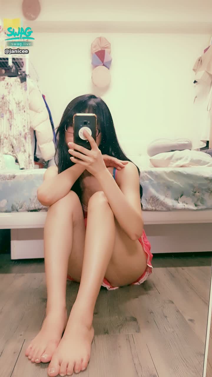janicee : 🐈🐈中秋假期的最後一天，陪我聊天嘛！🐈🐈🐈
👄睡衣的紅色誘惑❣️配上新買的內衣效果超好💘💘
這幾天好忙，手機裡暫存的炮機影片消失了，傷心😥
💕💕rouge temptation💕💕