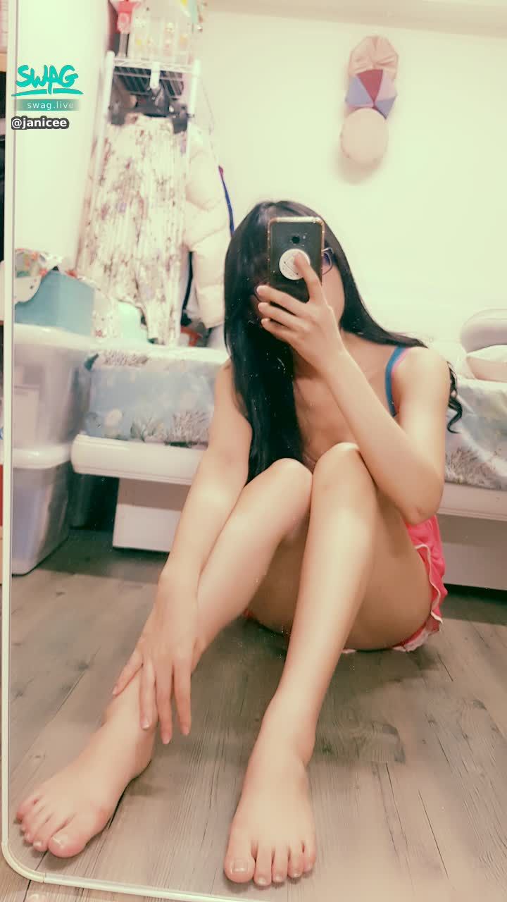 janicee : 連假收心操🦄，穿這樣你想跟我玩嗎？🐶🐶🦊🦊
👄睡衣的紅色誘惑❣️配上新買的內衣效果超好💘💘
這幾天好忙，手機裡暫存的炮機影片消失了，傷心😥
💕💕rouge temptation💕💕