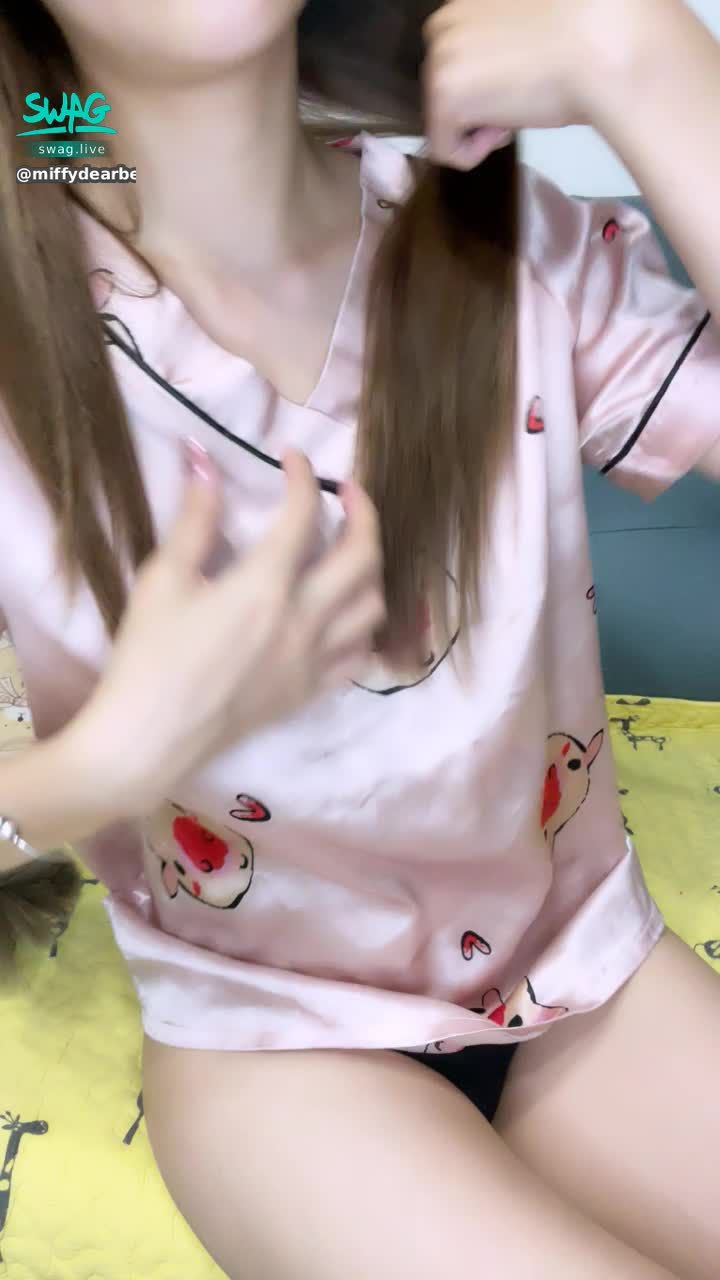 miffydearbebe : 看的出來沒有穿內衣嗎😙😙😙～～