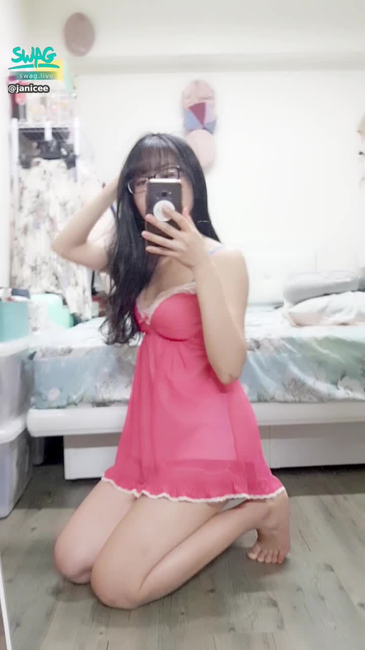 janicee : 地板上的M字開腿🤘
👄睡衣的紅色誘惑❣️配上新買的內衣效果超好💘💘
這幾天好忙，手機裡暫存的炮機影片消失了，傷心😥
💕💕rouge temptation💕💕