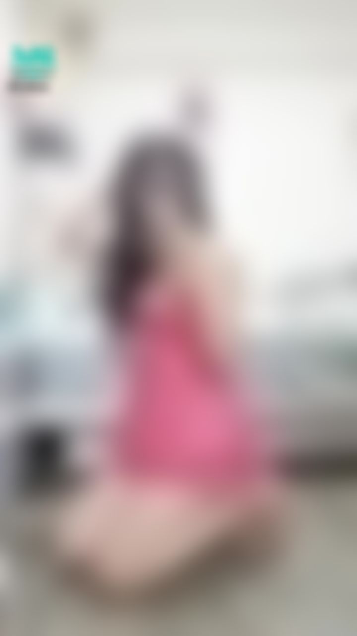 janicee : 地板上的M字開腿🤘
👄睡衣的紅色誘惑❣️配上新買的內衣效果超好💘💘
這幾天好忙，手機裡暫存的炮機影片消失了，傷心😥
💕💕rouge temptation💕💕
