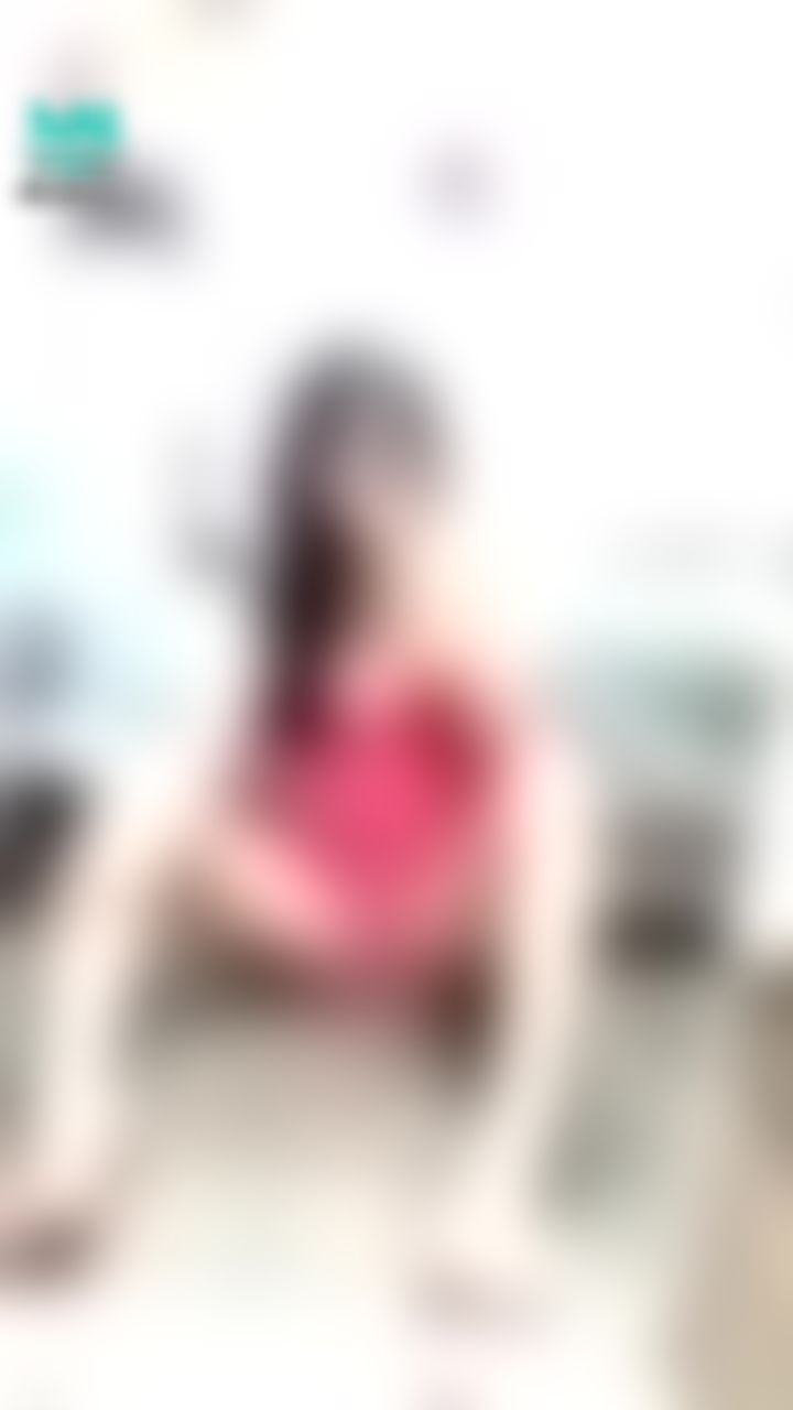 janicee : 地板上的M字開腿🤘長腿角度
👄睡衣的紅色誘惑❣️配上新買的內衣效果超好💘💘
這幾天好忙，手機裡暫存的炮機影片消失了，傷心😥
💕💕rouge temptation💕💕