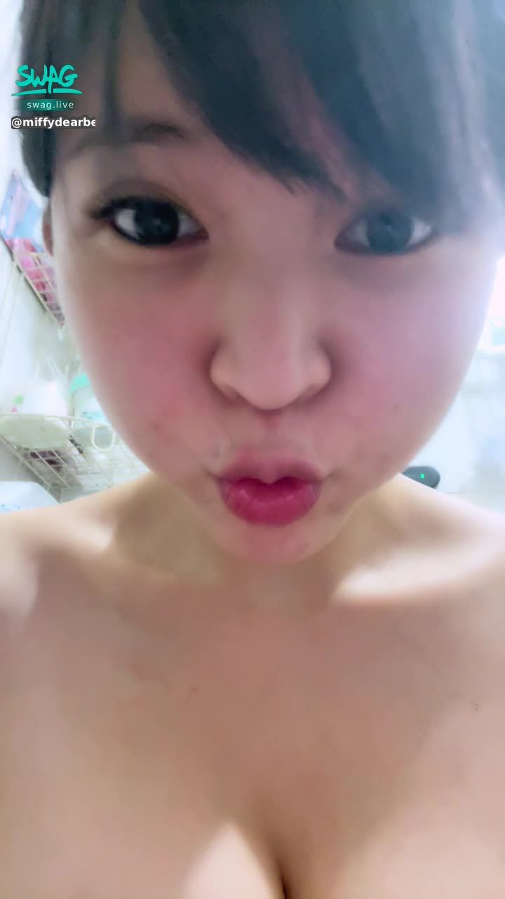 miffydearbebe : 洗澡前先蹲馬桶🚽哈哈哈哈😂～ 來看看沒穿內衣👙的🐑🛀