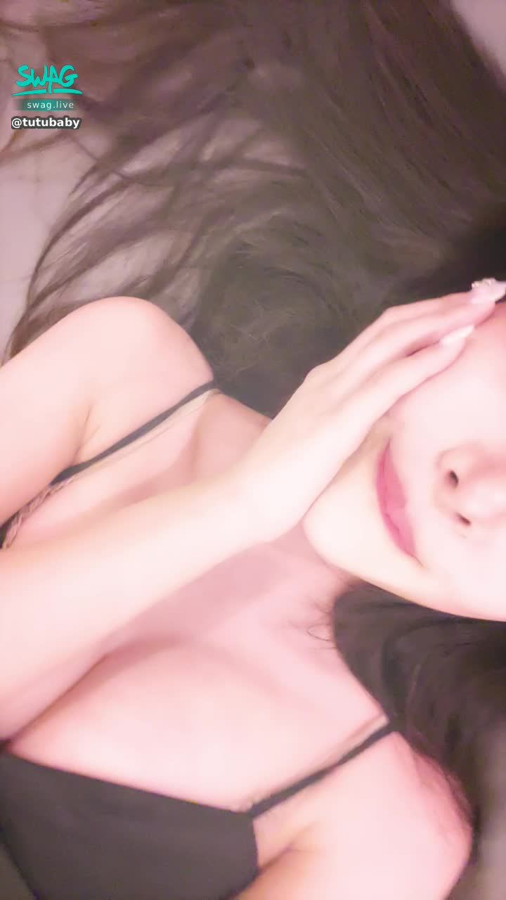  : I haven't broadcast live for two days. Do you miss me? 🥺🥺 wash up and sleep ❤️ Good night ❤️💤