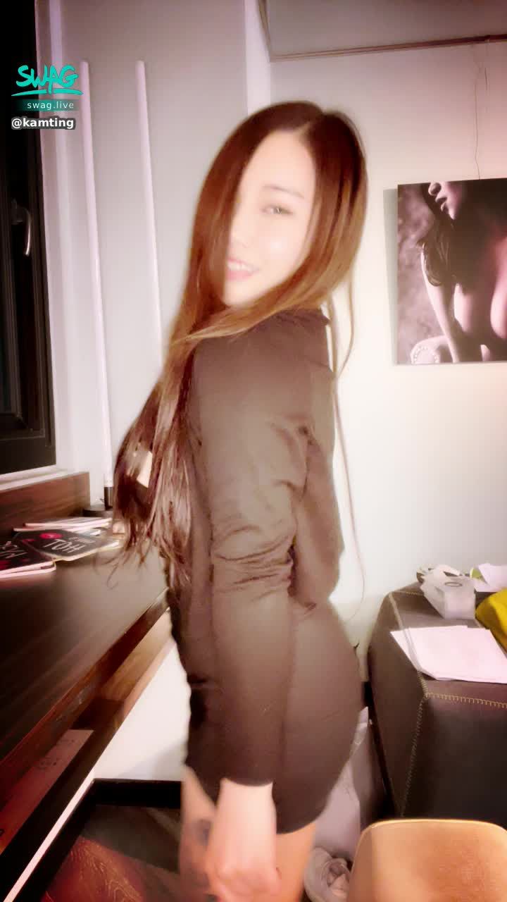  : 🧸在幾十個人面前撩起我的裙子給哥哥們看我的蜜桃臀😈