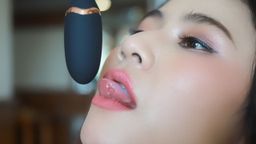 ellieellie : 來吧寶貝,和我一起玩,一起玩。我吸我的玩具,我想這是你的陰莖👅🔞