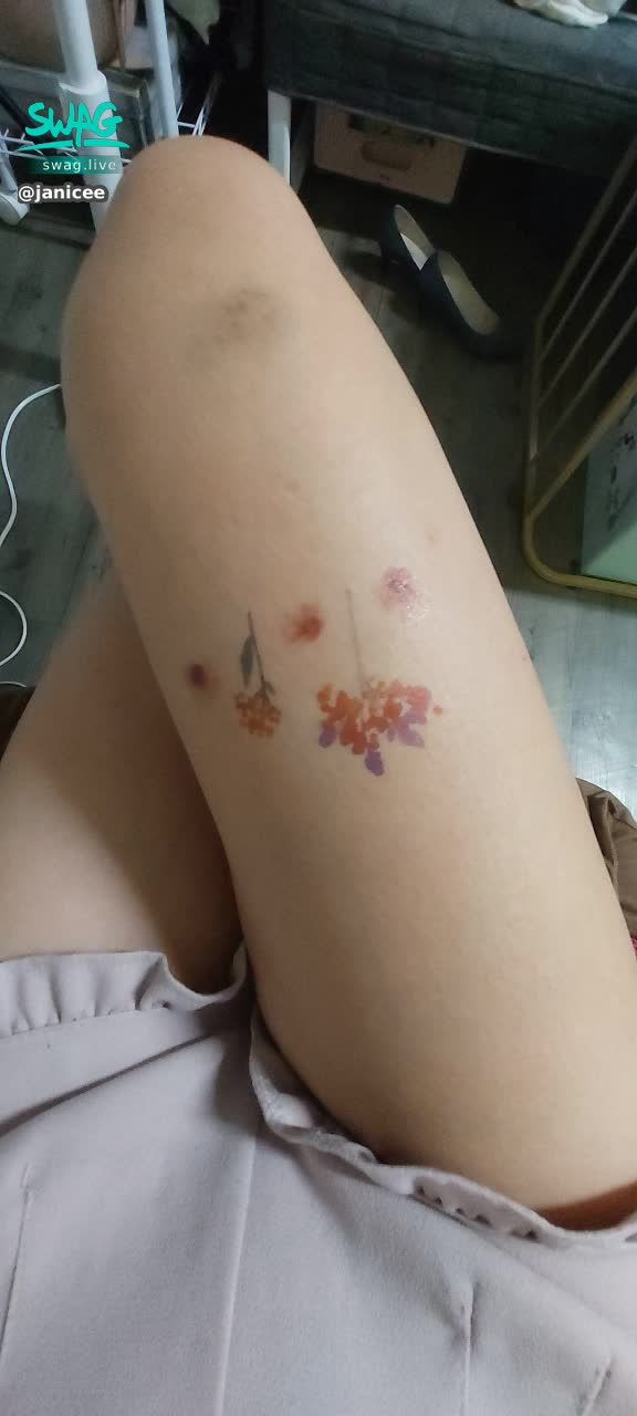  : tatouage temporaire
temporary tattoo and bruise
The bruises on the knees are super obvious...