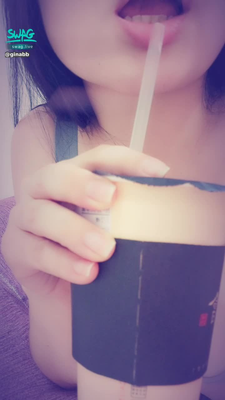  : 外面下著雨!☔☔裡面在家一個人想要舔舔🈲️🈲️🈲️
只能隨便找一個東西來練習~你想當我的練習對象嗎？
😈😈😈