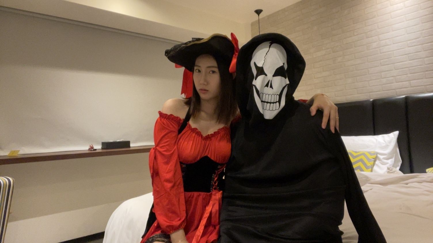  : 🎃 halloween 🎃 Female pirate meets death 💀 (two)