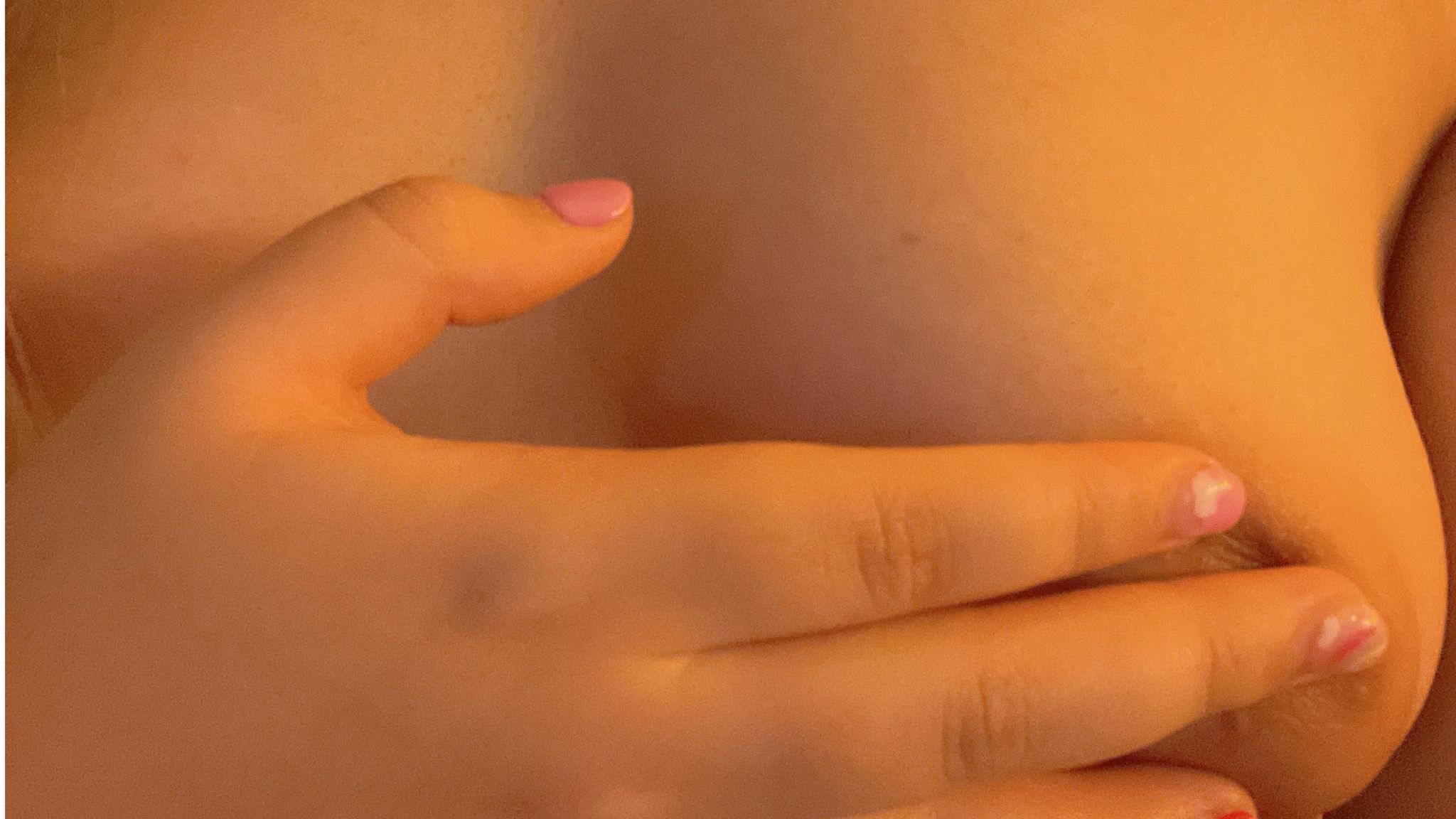 yourjoyce : 突然興致來自己摸乳🔥