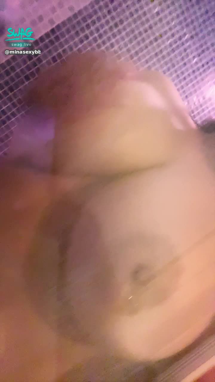  : masturbation before bath 🈲️ The owner said to see Mina's own tits rubbing against the glass to orgasm 💦💦 The horny look keeps flowing down..